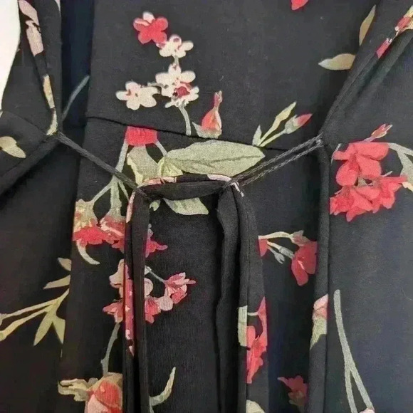 Reitmans size Xs dark  floral red flower wrap dress - Picture 9 of 9